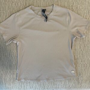 Vuori Pose Fitted Tee - sand tan